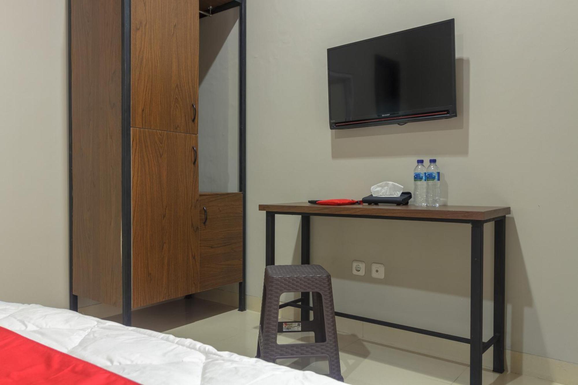 Reddoorz Near Puri Indah Mall Jakarta Exterior photo