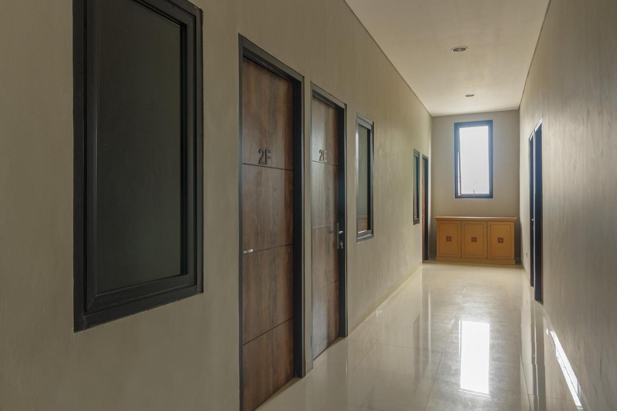 Reddoorz Near Puri Indah Mall Jakarta Exterior photo