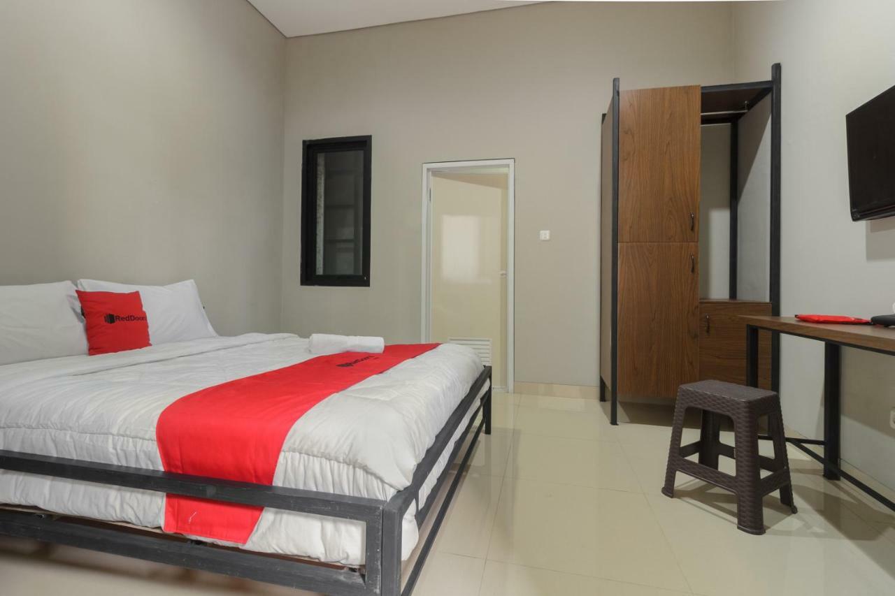 Reddoorz Near Puri Indah Mall Jakarta Exterior photo