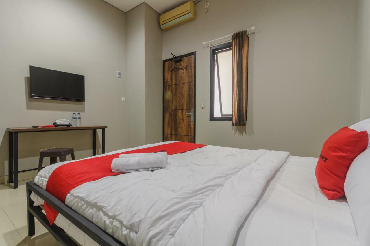 Reddoorz Near Puri Indah Mall Jakarta Exterior photo